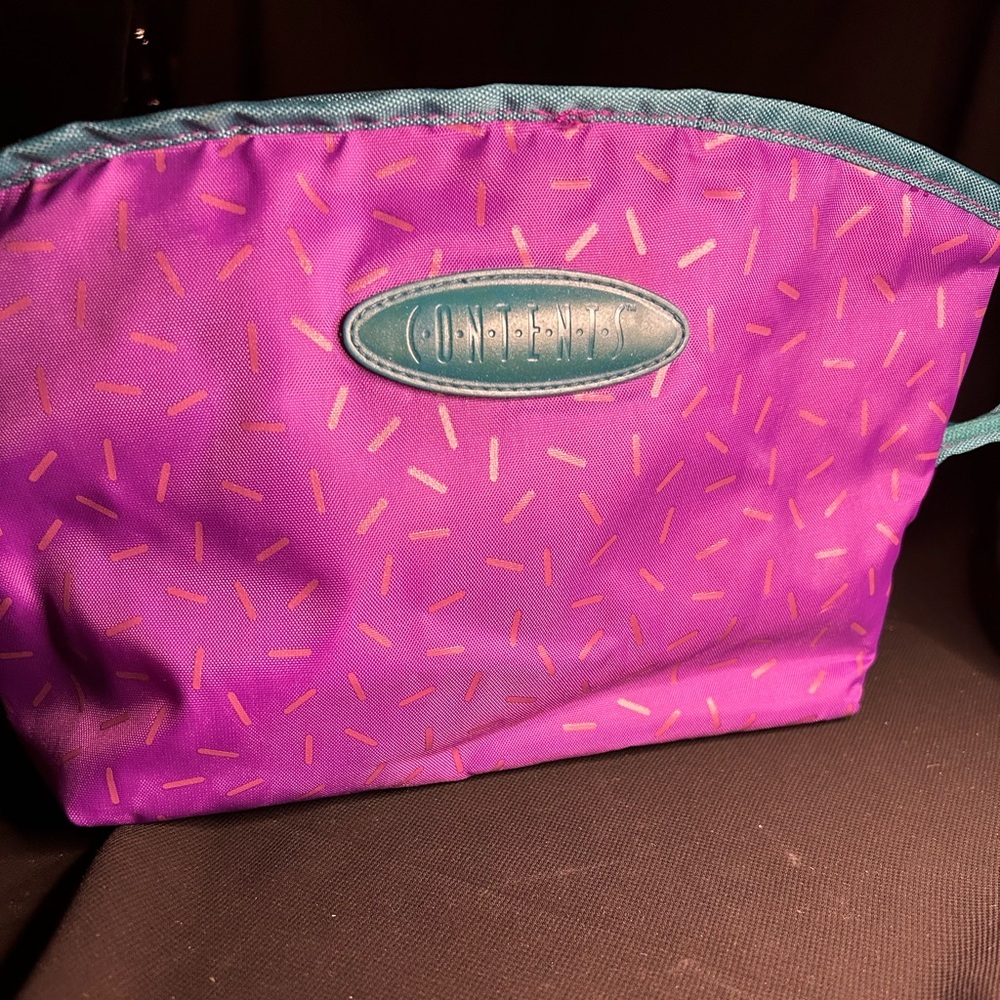 CONTENTS VTG 90s Make up bag with zippered closure.